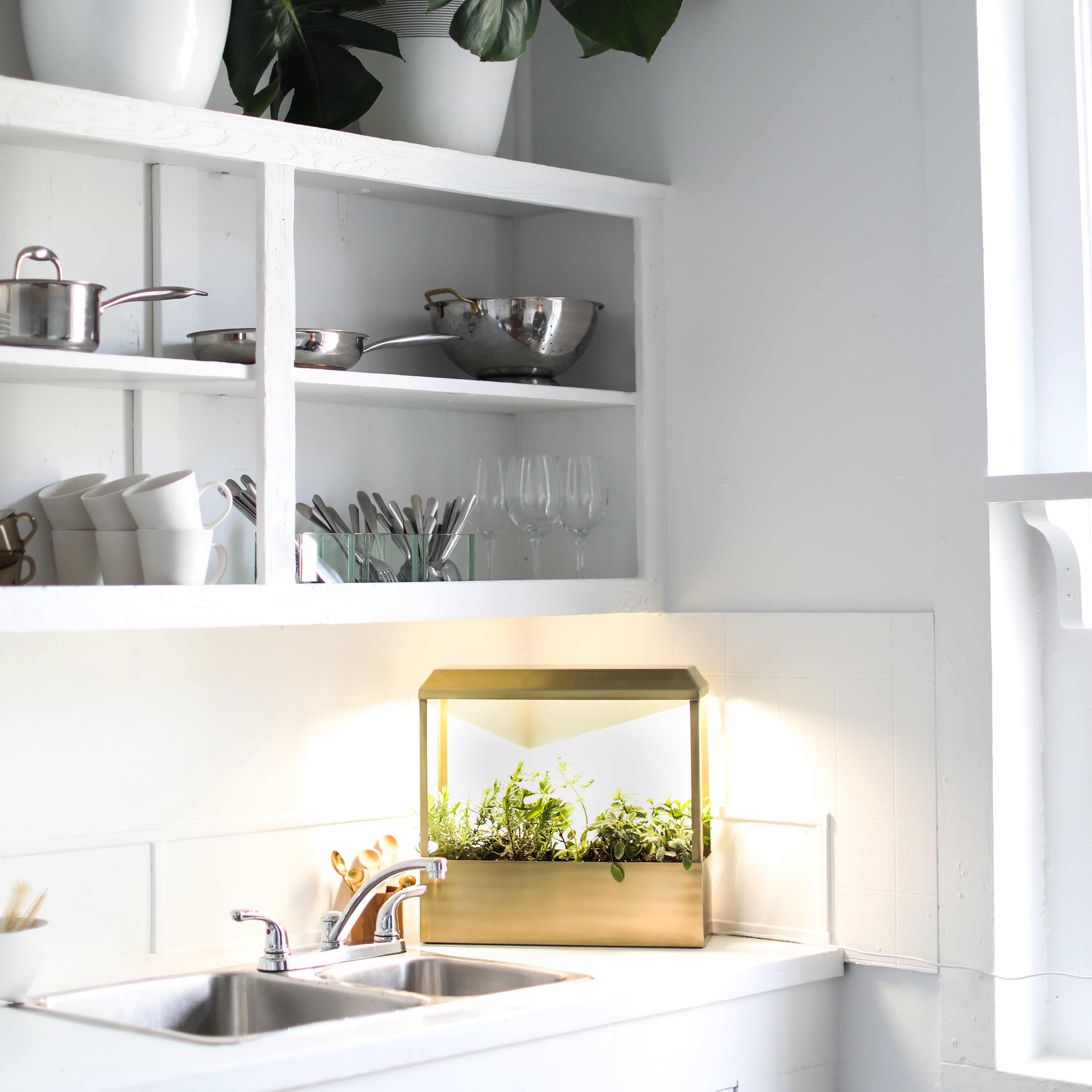 Full-Spectrum LED Smart Growhouse Planter