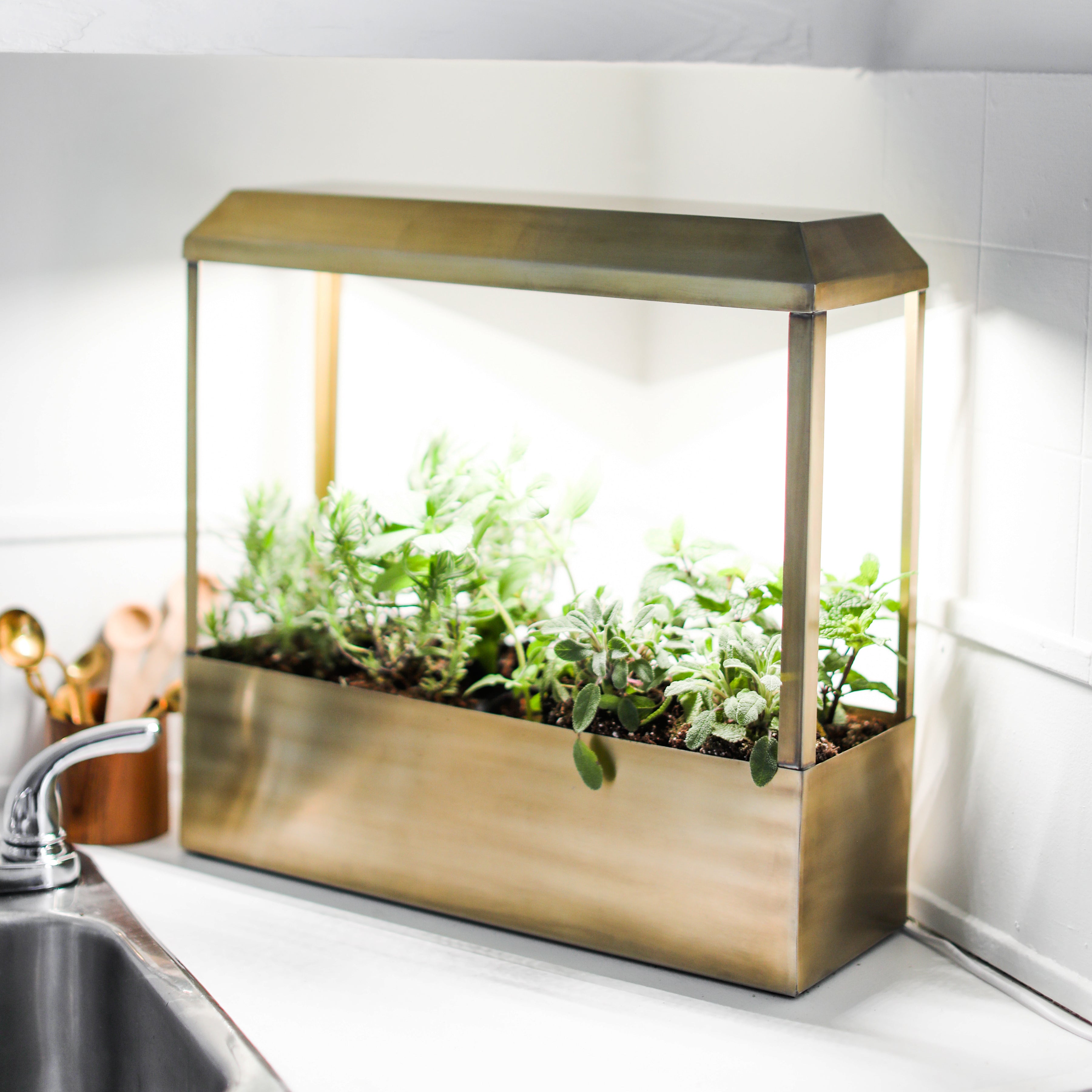 Full-Spectrum LED Smart Growhouse Planter