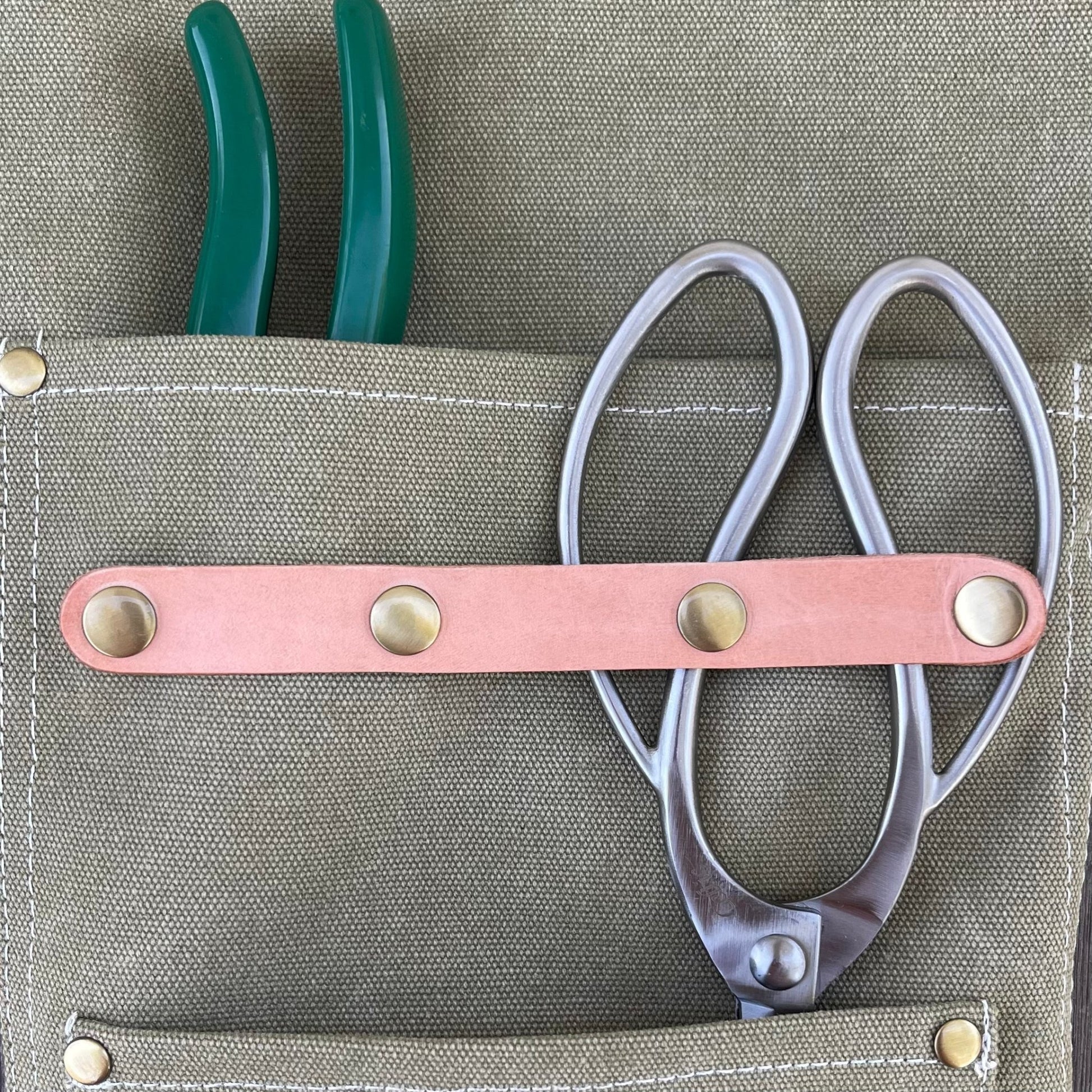 Waxed Canvas Gardening Apron (Dark Green) option3